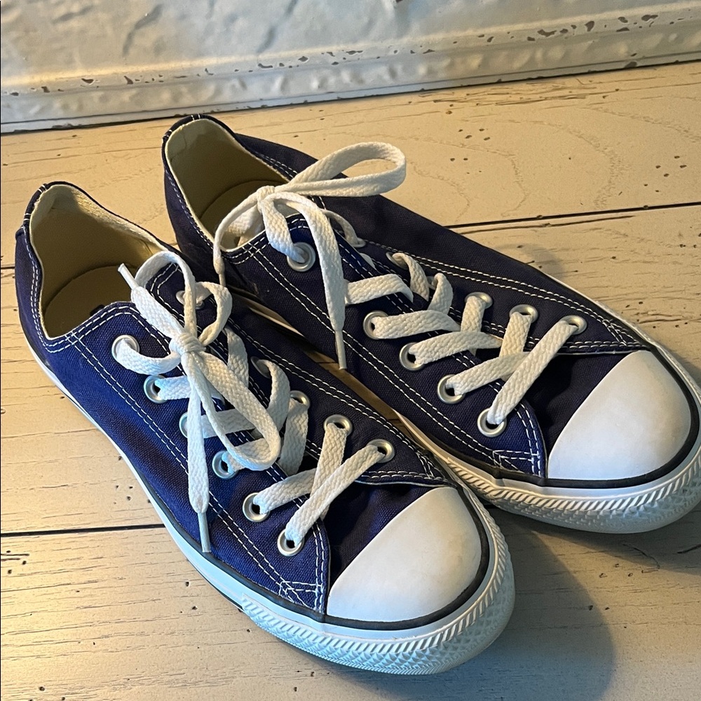 Converse Canvas Sneakers with White Laces - size 8 women’s